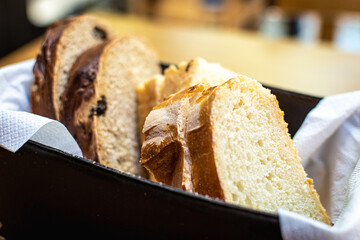 Lonjas de pan blanco, negro e integral servido en bandeja