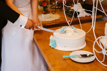 Novios trozando el pastel de la boda