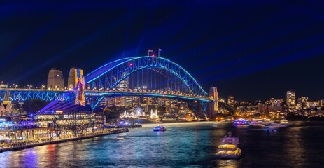 Bunte Lichtshow in der Nacht am Hafen von Sydney NSW Australia. Die mit Lasern und Neonfarben beleuchtete Brücke