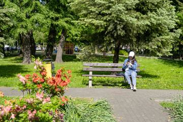 Fototapeta na wymiar woman sitting on the bench in public park