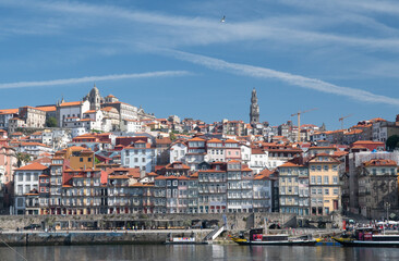 Fototapeta na wymiar Blick auf Porto am Douro Flus von Gaia aus gesehen