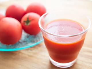 トマトジュースと新鮮なトマト