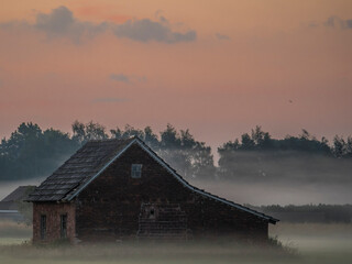 Scheune am Morgen mit Nebel