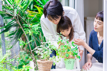 子供と一緒にガーデニングをする家族