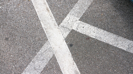 L&iacute;neas blancas de parking sobre asfalto gris