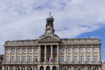 Fototapeta na wymiar Architecture néoclassique de l'hôtel de ville de Cambrai dans le département du Nord - France