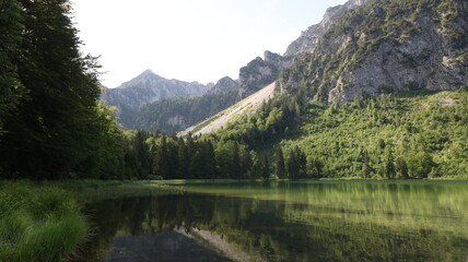 schöner berg see an einem sommer tag