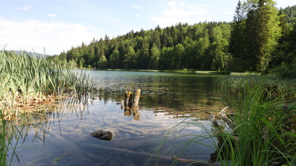 schöner berg see an einem sommer tag