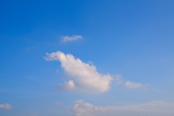 青い空と白い雲　青空　背景素材
