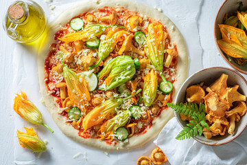 Ingredients for vegetarian pizza with zucchini, chanterelles and mozzarella.
