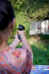 Femme tir avec arme dans les mains pistolet gun
