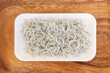 発泡トレイの上の日本の釜揚げしらす
