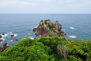 Fototapeta premium 海のエメラルドグリーンが岩場を洗う