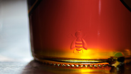 Pot de miel, dans lequel est placée une cuillère