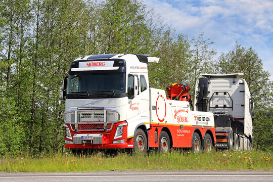 Volvo FH Heavy Duty Recovery Vehicle Towing Truck on Road.