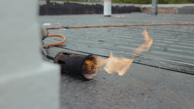 Burner flame placed on the flat bituminous membrane roof
