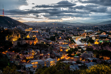 Obraz premium twilight over the city of Georgia