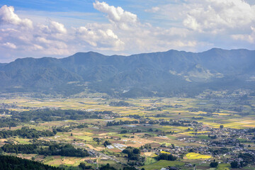 山の中の町