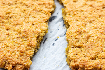 クッキングシートの上の焼きたてオートミールクッキー
