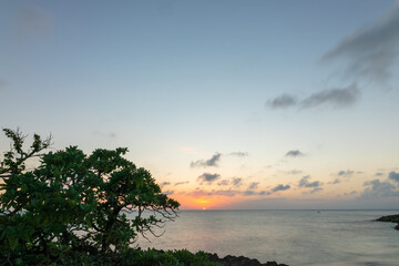 来間島で夕陽に染まる静かな海岸線