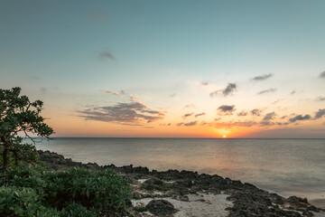 Fototapeta premium 来間島で夕陽に染まる静かな海岸線