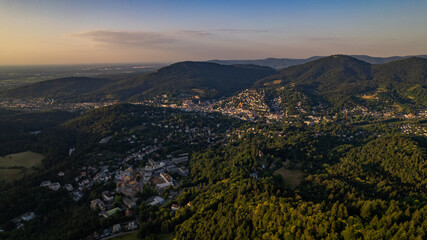 Baden-Baden von Oben Luftaufnahme im Sonnenuntergang