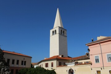 Kirchturm der Euphrasius-Basilika in Porec, wolkenloser Himmel, Istrien, Kroatien