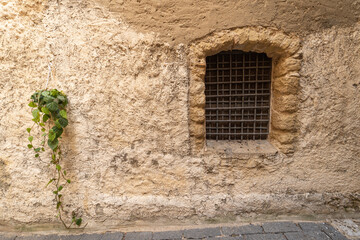 Fototapeta na wymiar Fassade von einem alten Haus mit Gitterfenster