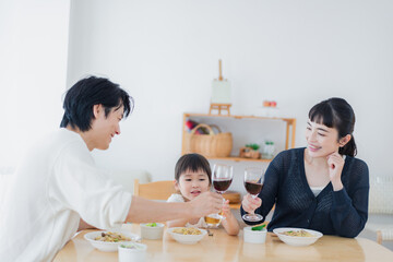 子供と一緒に乾杯をする家族