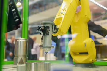 Automatic arm for moving individual parts in industrial production plant