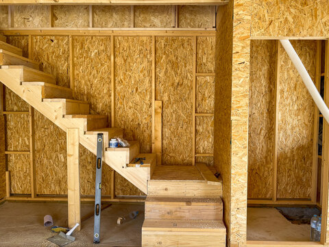 Construcci&oacute;n de una casa de madera. Estilo americano, escaleras de madera.