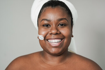 Young curvy african woman smiling on camera during spa day - Beauty treatment concept - obrazy, fototapety, plakaty
