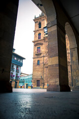 Oviedo. Vista bajo los soportales del ayuntamiento en la parte vieja de la ciudad