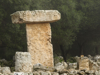 Taula en el poblado talayótico de Binissafúller. Sant Lluis. Menorca. Islas Baleares.España.