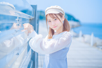 海で帽子を被ったアジアの若い日本人女性