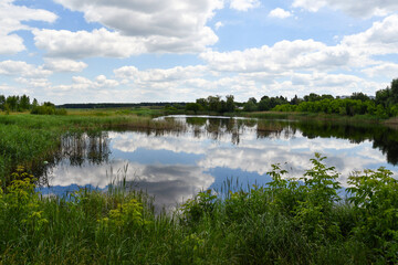 Fototapeta na wymiar picturesque lake on the outskirts of the village 