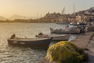 Obraz premium View of the embankment and yachts of the island of Paros (Greece) in a spring evening