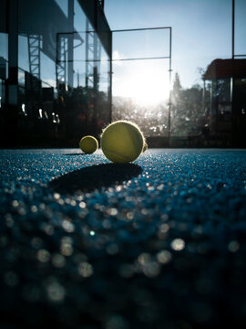 Padel un deporte en crecimiento y de moda en todo el mundo. Pelotas de padel sobre la cancha para jugar en verano un nuevo deporte.