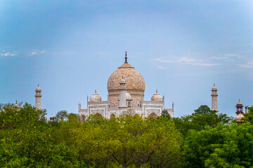 Obraz premium Taj Mahal from a distant