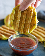Zucchinipuffer mit Dip