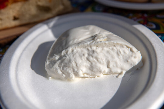 kremowa w środku i twarda na zewnątrz mozzarella di buffala
