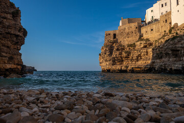 słynna kamienista plaża Lama Monachile Cala Porto w Polignano a Mare, Italy - obrazy, fototapety, plakaty