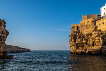 słynna kamienista plaża Lama Monachile Cala Porto w Polignano a Mare, Italy - obrazy, fototapety, plakaty