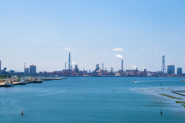 Fototapeta na wymiar 千葉県木更津市 中の島大橋から眺める海と工業地帯