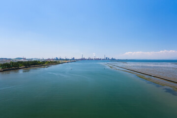 千葉県木更津市 中の島大橋から眺める海と工業地帯
