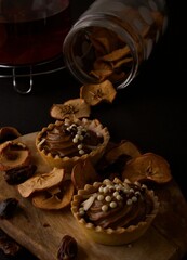 mini tarteletki z masą orzechowa i posypka czekoladowa