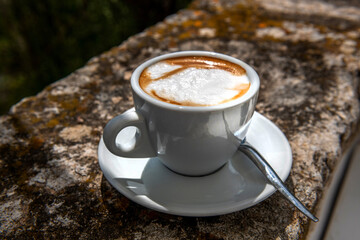 cappuccino w białej filiżance