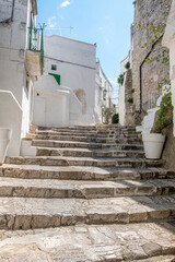 kamienne schody w małym miasteczku na południu Włoch - obrazy, fototapety, plakaty