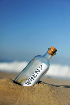¿Cuándo sucederá?¿Cuándo? Botella con pregunta encontrada en la playa.