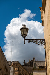 stara lampa uliczna na tle pięknej białej chmury
